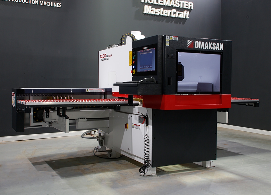 HOLEMASTER 1030 MC PLUS – Centru CNC Gaurire Mobilier Compact Industrial pe 5 Laturi cu Frezare si Canal pentru PAL MDF | Masina CNC Profesionala Automata pentru Bucatarii, Dressinguri, Dulapuri si Productie Modulara Industry 4.0